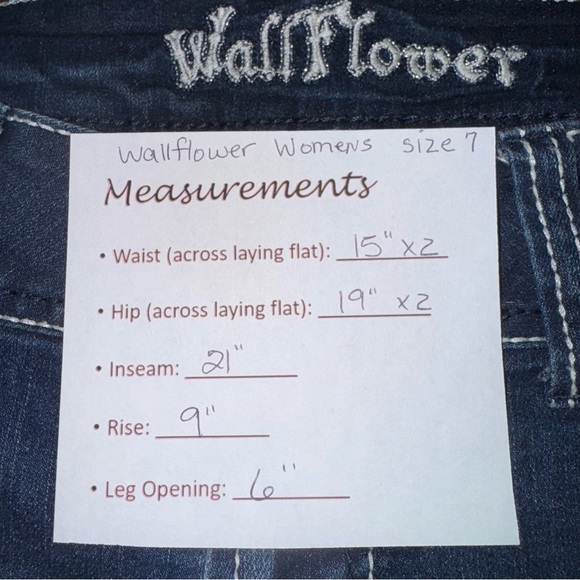 Wallflower Juniors SZ 7 Capris Dark Blue Faded Whiskering Rhinestones Stitching - Picture 8 of 8